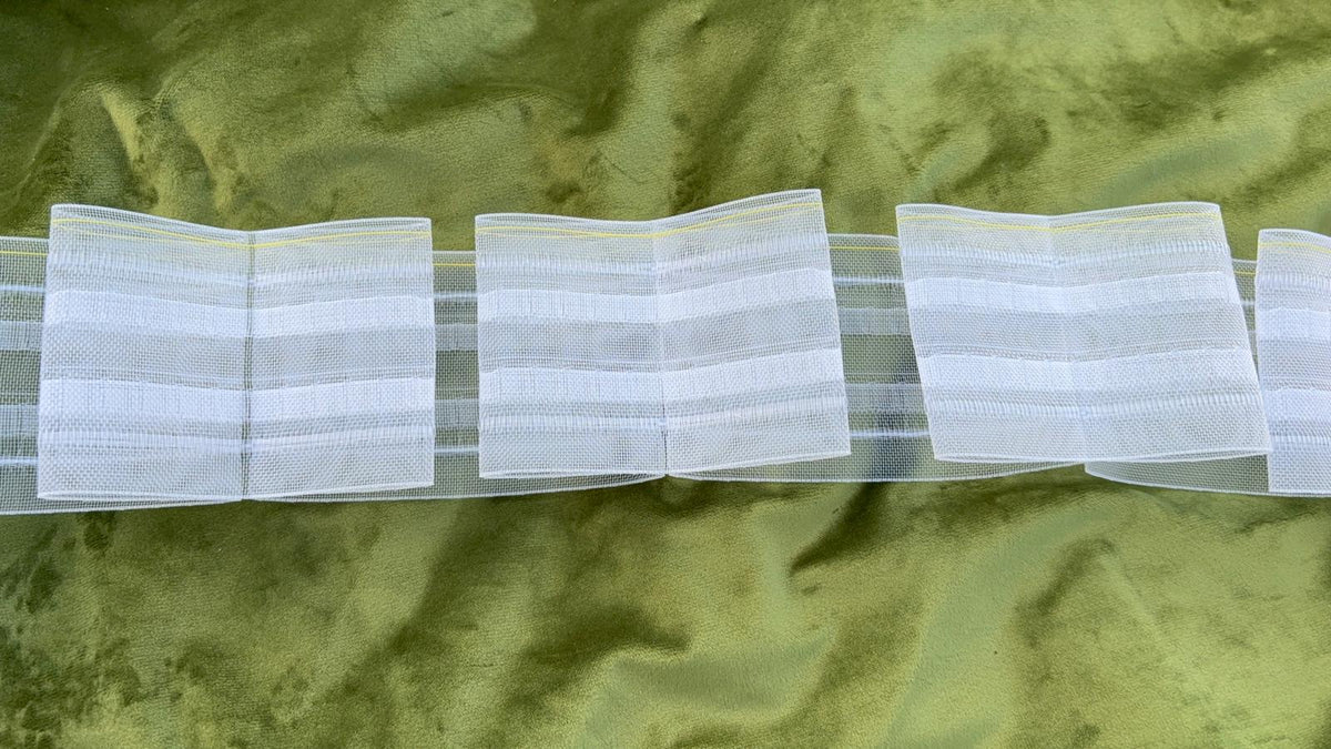 Rejansă transparentă cu pliuri tip fluture
